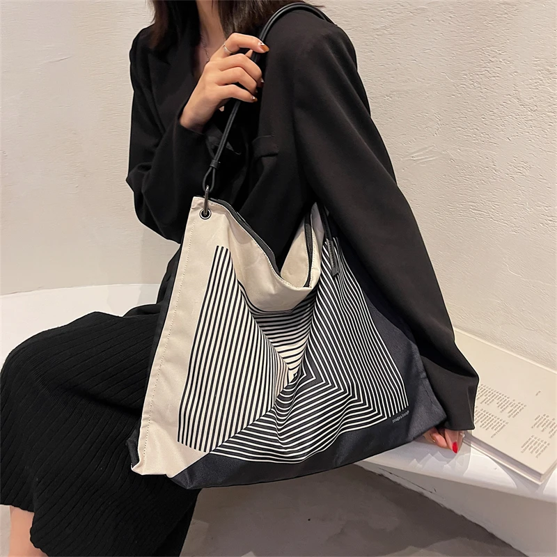 Totes Women's Shopper Bags Luxury Designer Handbag Female Korean Fashion Zipper Large Capacity Shopping Shoulder Bags For Women
Totes Women's Shopper Bags Luxury Designer Handbag Female Korean Fashion Zipper Large Capacity Shopping Shoulder Bags For Women