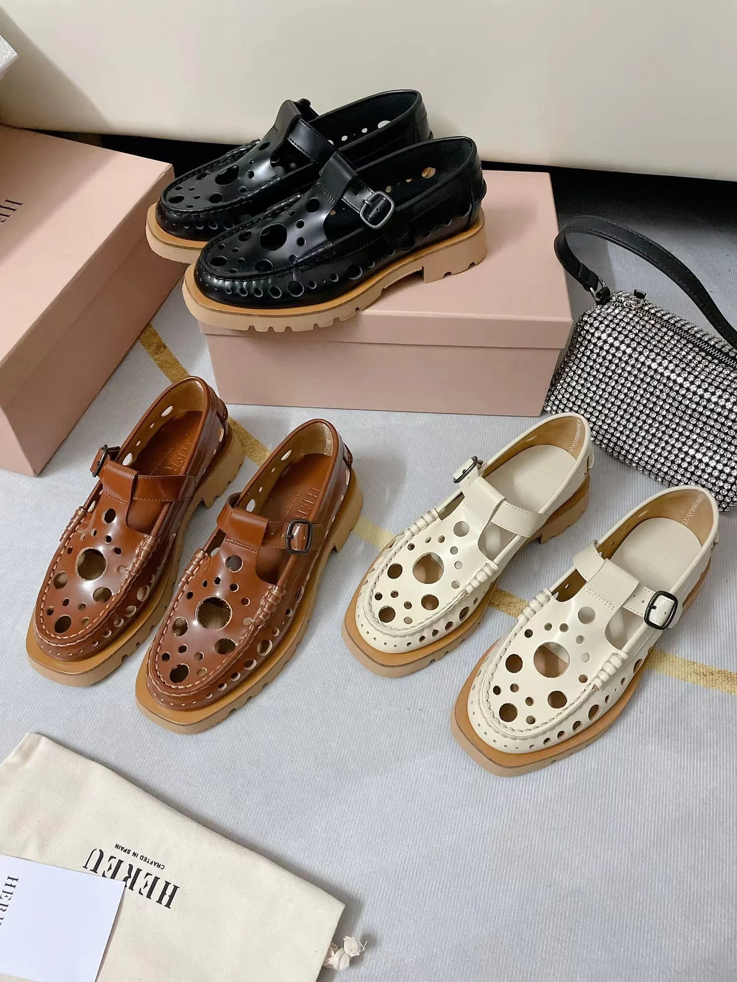 HEREU Summer New Thick-Soled Women's Fashionable Sandals Genuine Leather Square Head Hollow Mary Jane Loafers Hole Shoes
HEREU Summer New Thick-Soled Women's Fashionable Sandals Genuine Leather Square Head Hollow Mary Jane Loafers Hole Shoes
