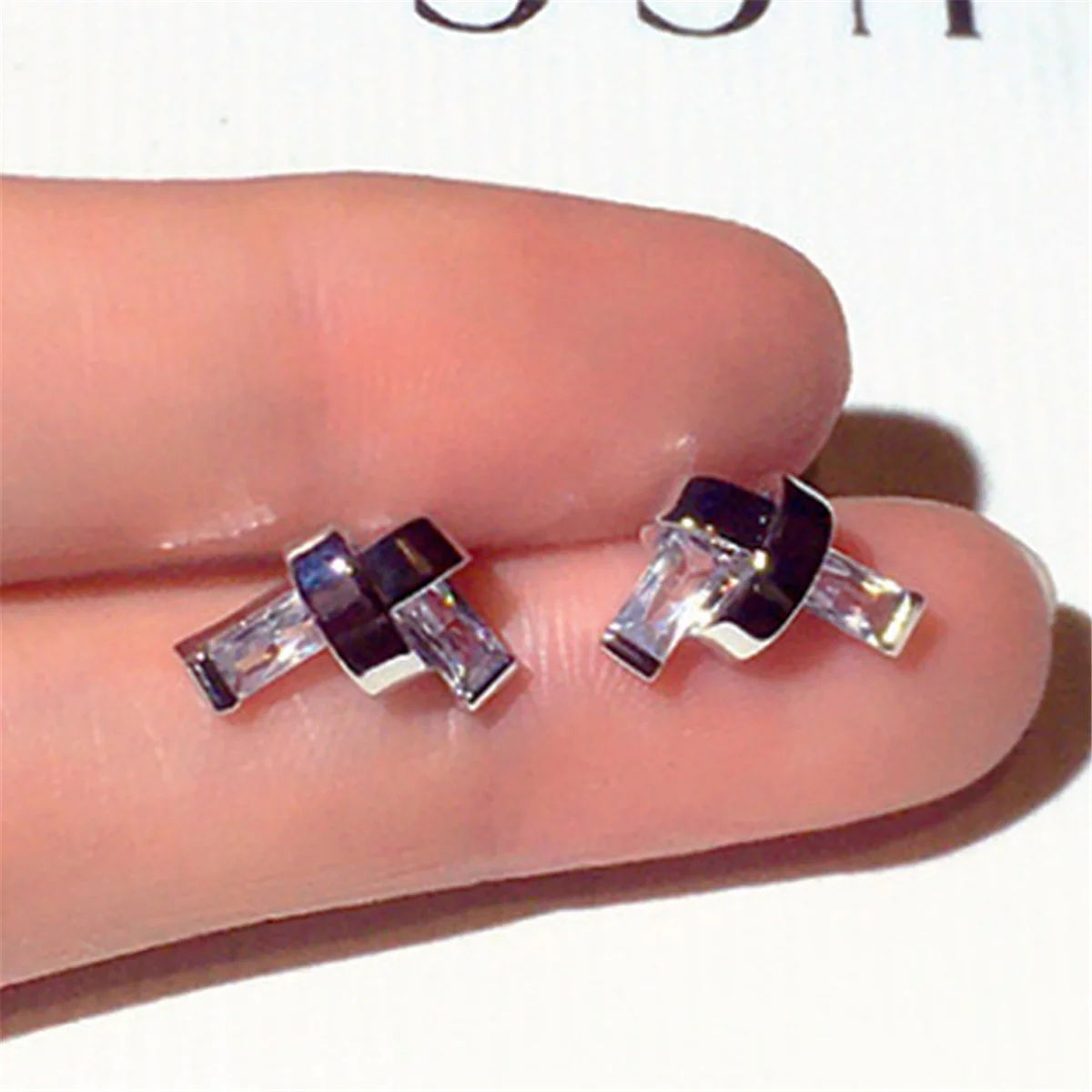 NEW Super Micro Inlaid Fashion Zircon Earrings Heart Temperament Earring Buckle Trendy Elegant Earring Luxury Pendant Wholesale
NEW Super Micro Inlaid Fashion Zircon Earrings Heart Temperament Earring Buckle Trendy Elegant Earring Luxury Pendant Wholesale