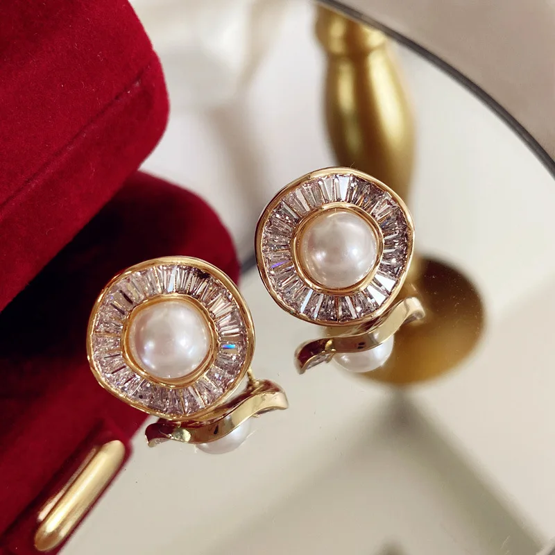 Brand New Simple Fashion Exquisite Accessories Inlaid Zircon Irregularly Wavy with Pearl Earrings for Women Plated 18K Gold
Brand New Simple Fashion Exquisite Accessories Inlaid Zircon Irregularly Wavy with Pearl Earrings for Women Plated 18K Gold