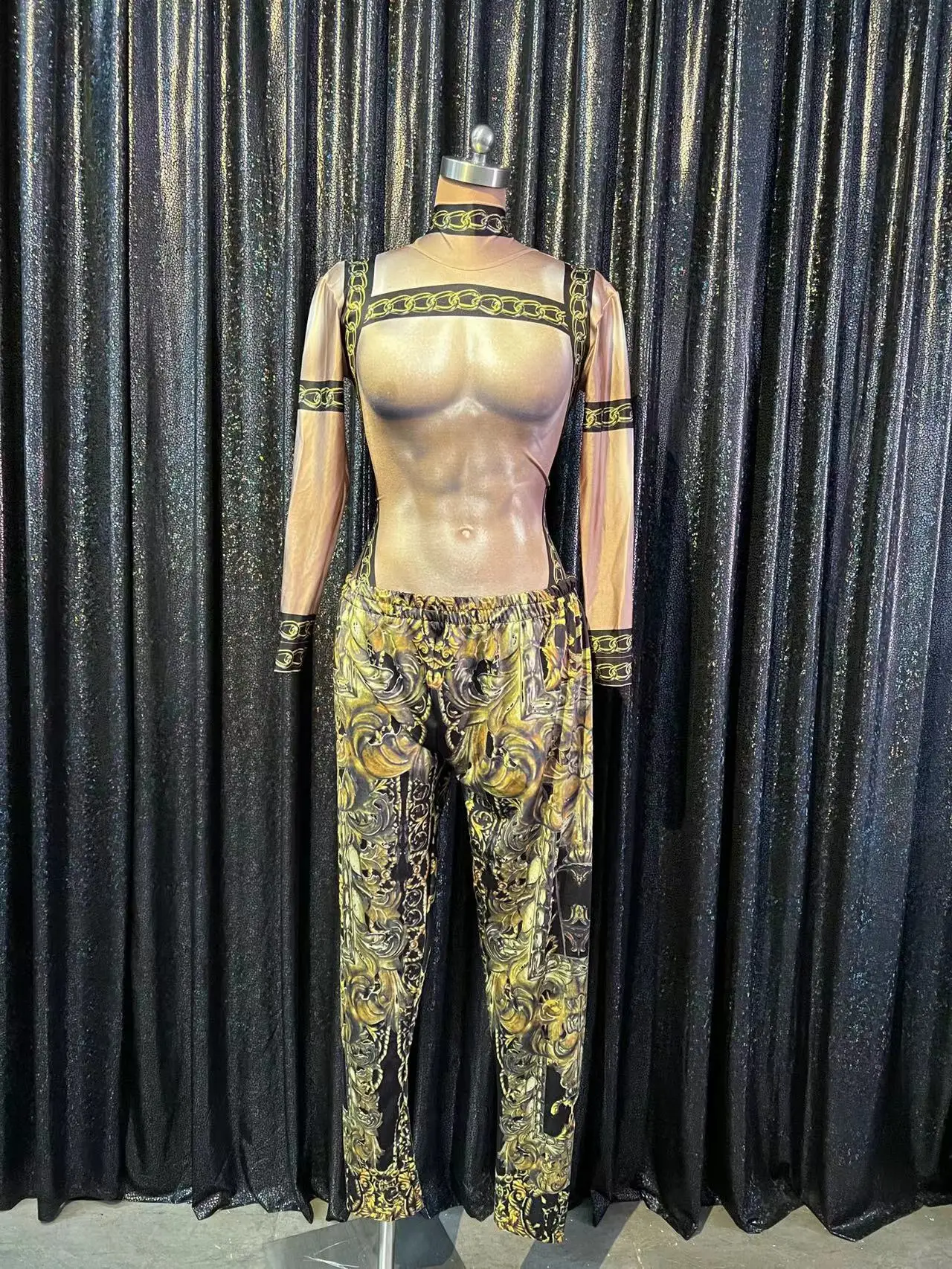 The latest exclusive golden split male singer gogo performance in the nightclub bar DJ guest dancer performance sexy clothes
The latest exclusive golden split male singer gogo performance in the nightclub bar DJ guest dancer performance sexy clothes