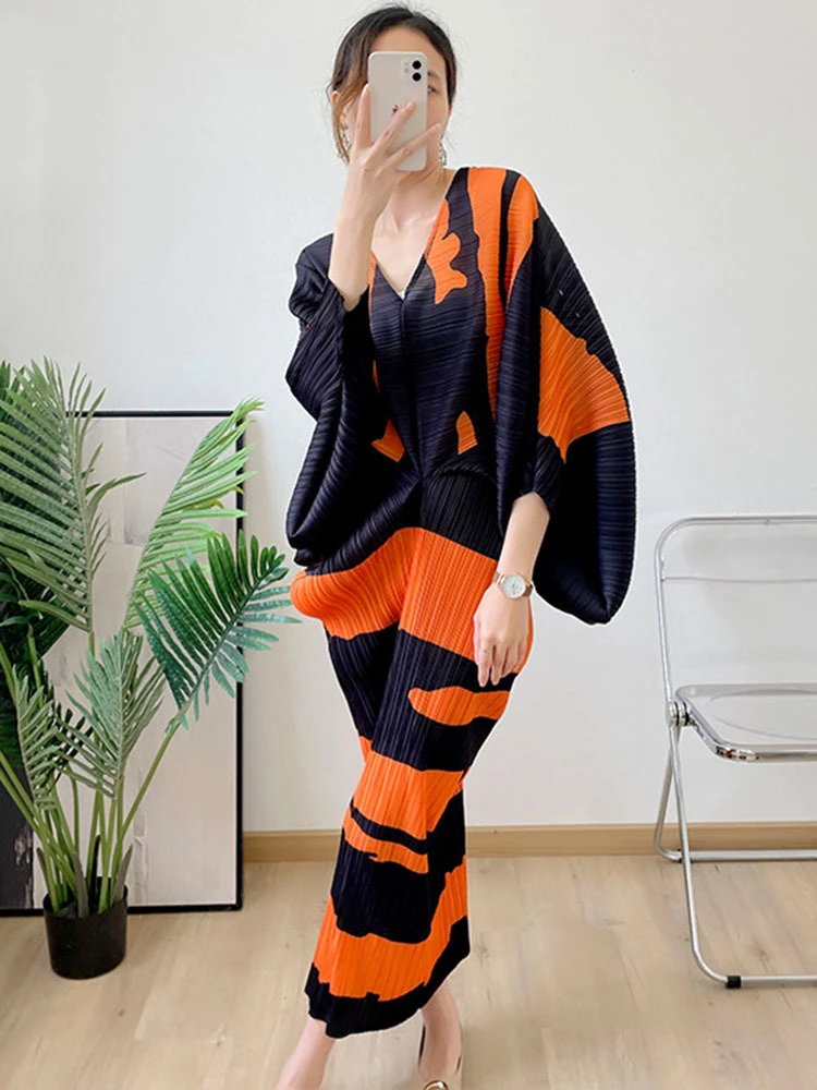 Miyake Pleated V-Neck Batwing Sleeve Dress Women Fall 2022 Winter Loose Black White Color Dresses Female Elegant Clothing
Miyake Pleated V-Neck Batwing Sleeve Dress Women Fall 2022 Winter Loose Black White Color Dresses Female Elegant Clothing