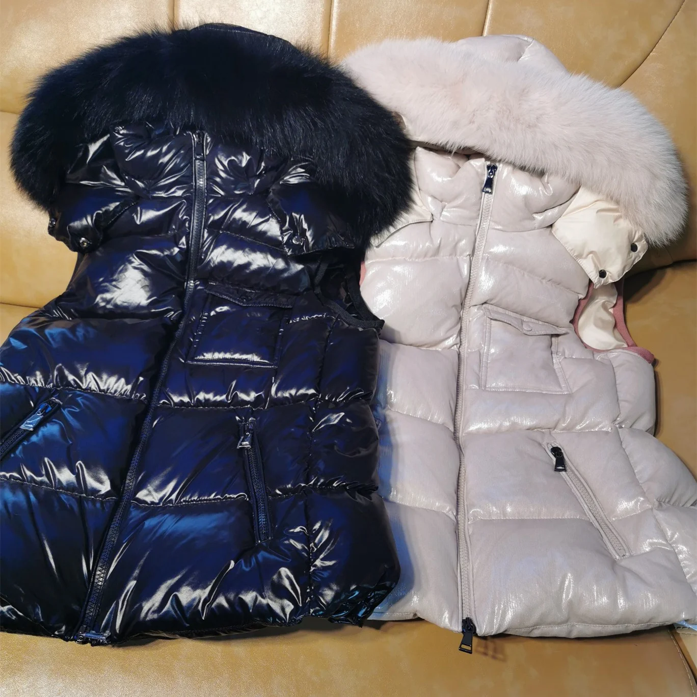 2022 Autumn And Winter Woman Down Vest Hooded Fox Fur Casual Slim Keep Warm Vest Including All LOGO Filled With White Duck Down
2022 Autumn And Winter Woman Down Vest Hooded Fox Fur Casual Slim Keep Warm Vest Including All LOGO Filled With White Duck Down