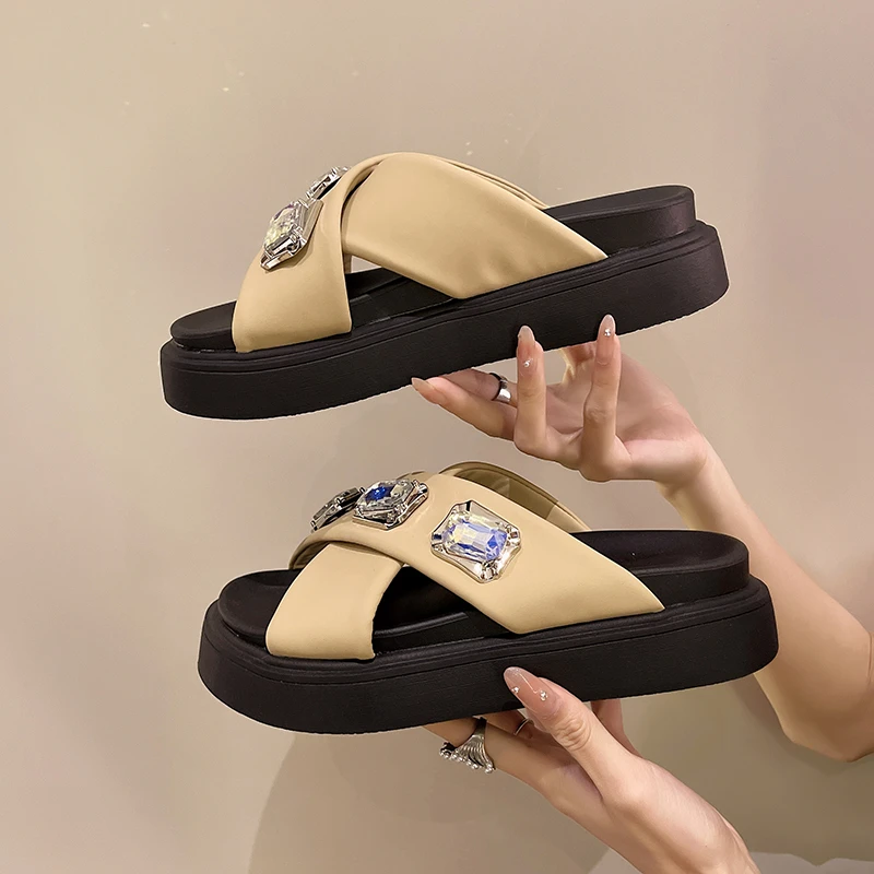 Med Shoes Slippers Women Summer Luxury Slides Platform Pantofle Shale Female Beach Designer 2023 Flat Sabot PU Fashion Retro
Med Shoes Slippers Women Summer Luxury Slides Platform Pantofle Shale Female Beach Designer 2023 Flat Sabot PU Fashion Retro