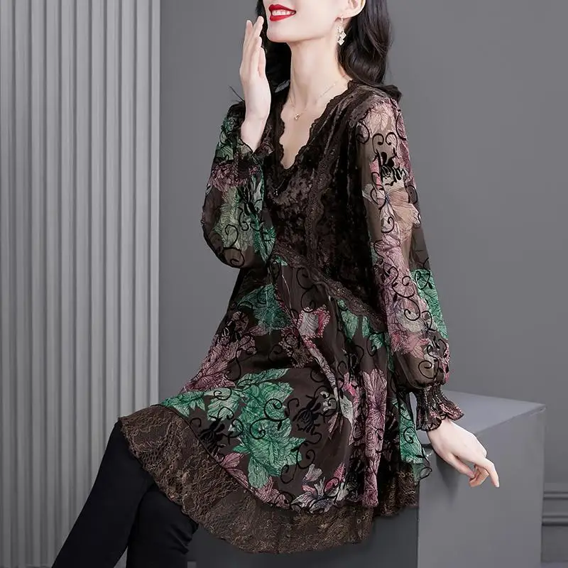 Blouse V neck splicing knit shirt ostra printing top 2022 spring new women's luxury big-style bottoming long sleeve blouse shirt
Blouse V neck splicing knit shirt ostra printing top 2022 spring new women's luxury big-style bottoming long sleeve blouse shirt