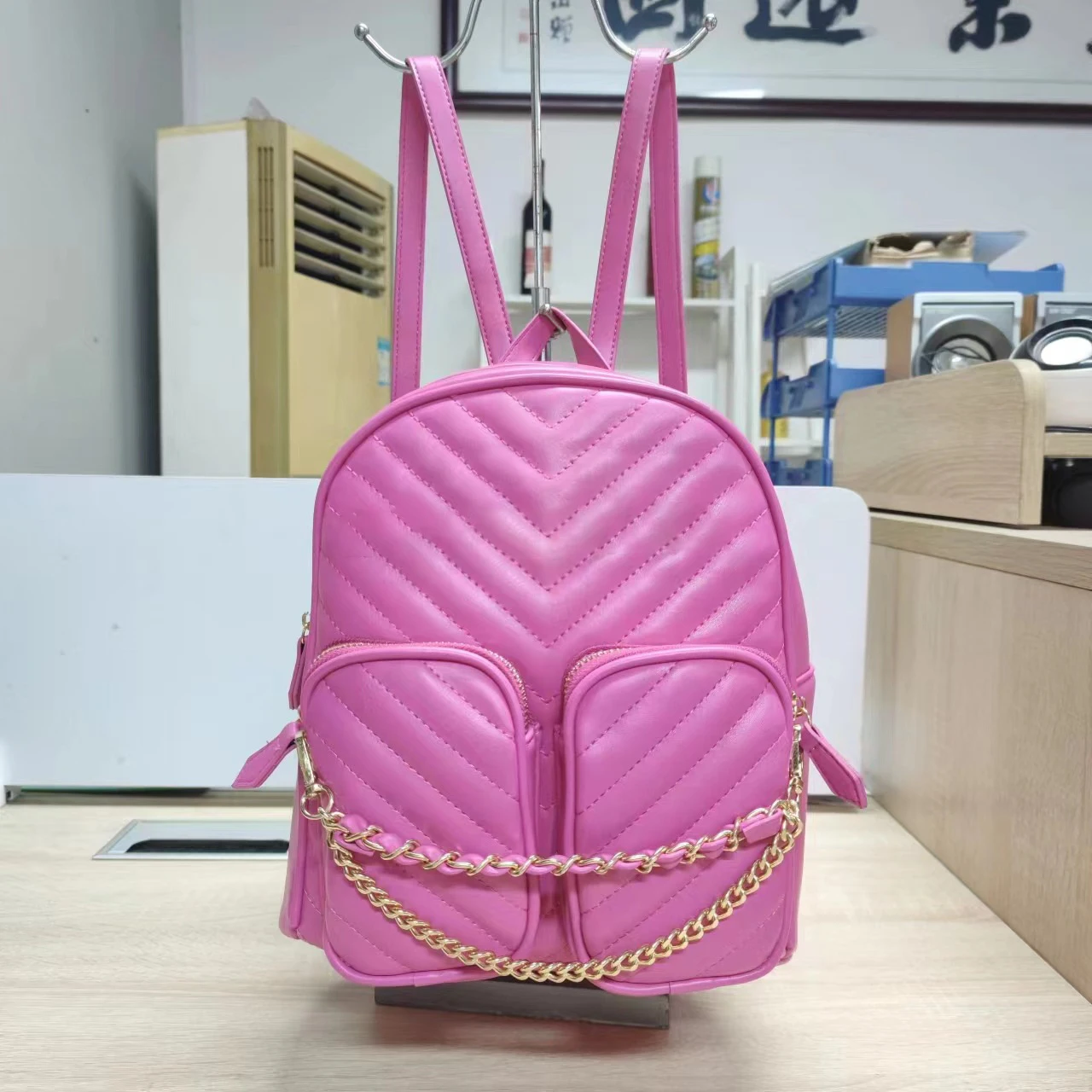 Guess11 bag shoulder bag is suitable for girls' fashion items with multiple colors available 
Guess11 bag shoulder bag is suitable for girls' fashion items with multiple colors available