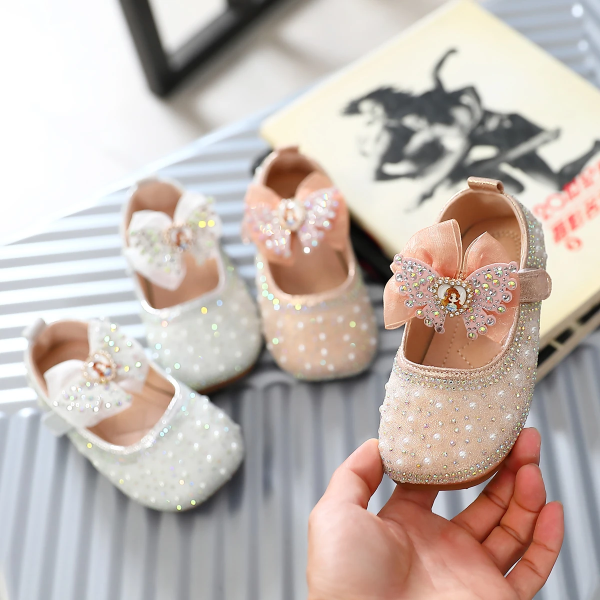 Summer Girls Flat Heel Princess Sandals Children Shoes Glitter Leather Girls Kids Shoes For Party Dress Weddin Party Sneakers
Summer Girls Flat Heel Princess Sandals Children Shoes Glitter Leather Girls Kids Shoes For Party Dress Weddin Party Sneakers
