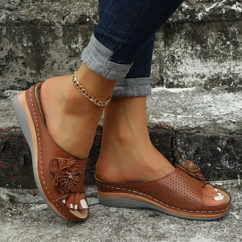 New Women's Slippers Casual Flower Hollow Wedge Beach Shoes Outdoor Fashion Platform Comfortable Non-slip Sandals Chinelo Macio
New Women's Slippers Casual Flower Hollow Wedge Beach Shoes Outdoor Fashion Platform Comfortable Non-slip Sandals Chinelo Macio