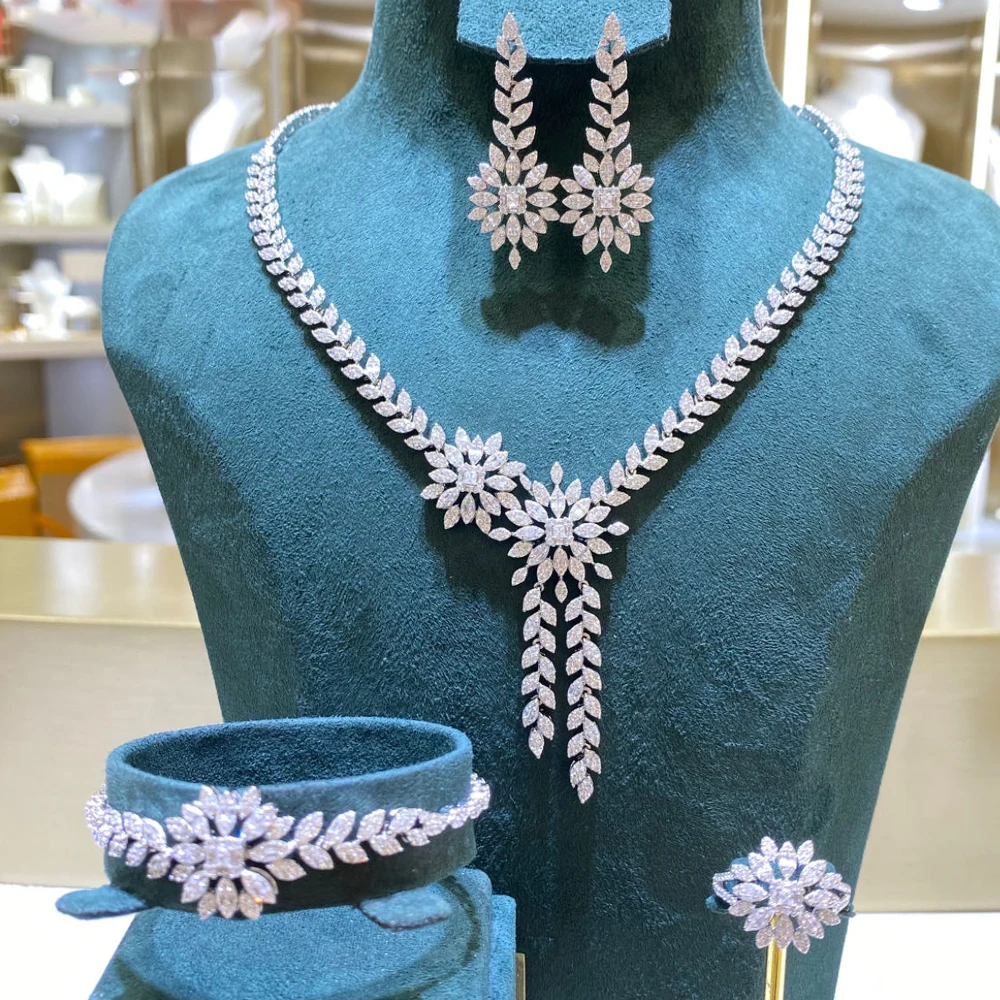 Женский комплект из колье и серёг, с фианитом
Женский комплект из колье и серёг, с фианитом