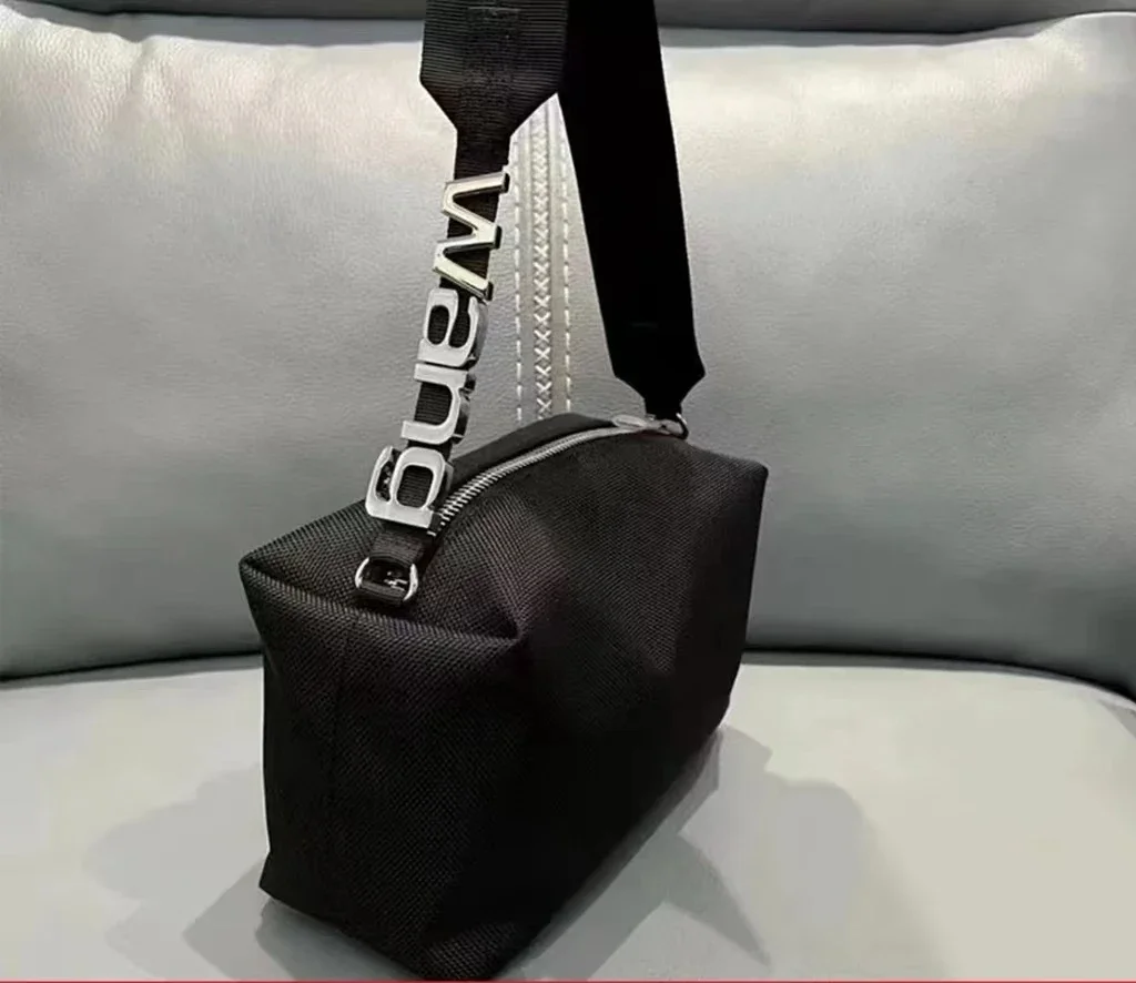 ALEXANDER Letter Design of 2023 New Fashion Underarm Bestseller Square Women's Bag One Shoulder for Best Friend 
ALEXANDER Letter Design of 2023 New Fashion Underarm Bestseller Square Women's Bag One Shoulder for Best Friend