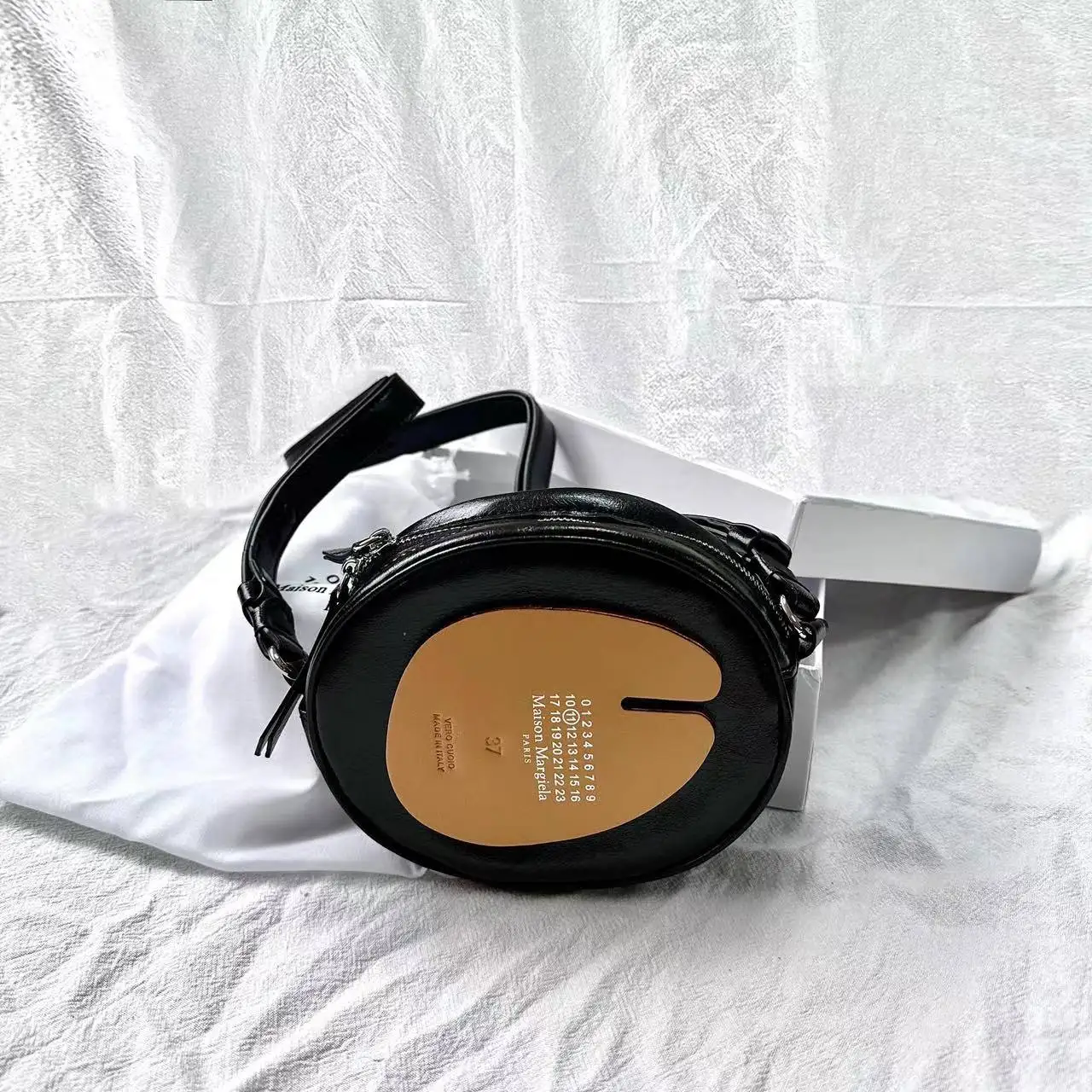 Niche top layer cowhide tabi messenger shoulder bag female MM6 trotters small backpack
Niche top layer cowhide tabi messenger shoulder bag female MM6 trotters small backpack