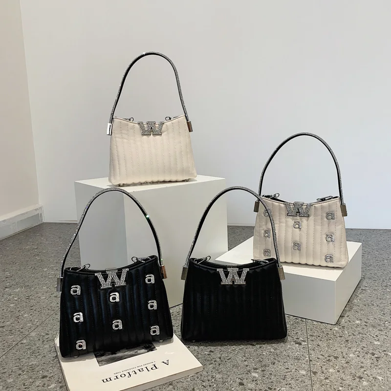 2023 New Famous Designer High Quality Shoulder Messenger Bags Luxury Fashion Women Purse and Handbags Chain Diamond Bucket Bags
2023 New Famous Designer High Quality Shoulder Messenger Bags Luxury Fashion Women Purse and Handbags Chain Diamond Bucket Bags