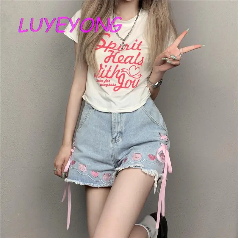 Шорты женские из денима, голубые, на шнуровке, с вышивкой в виде медвежонка
Шорты женские из денима, голубые, на шнуровке, с вышивкой в виде медвежонка