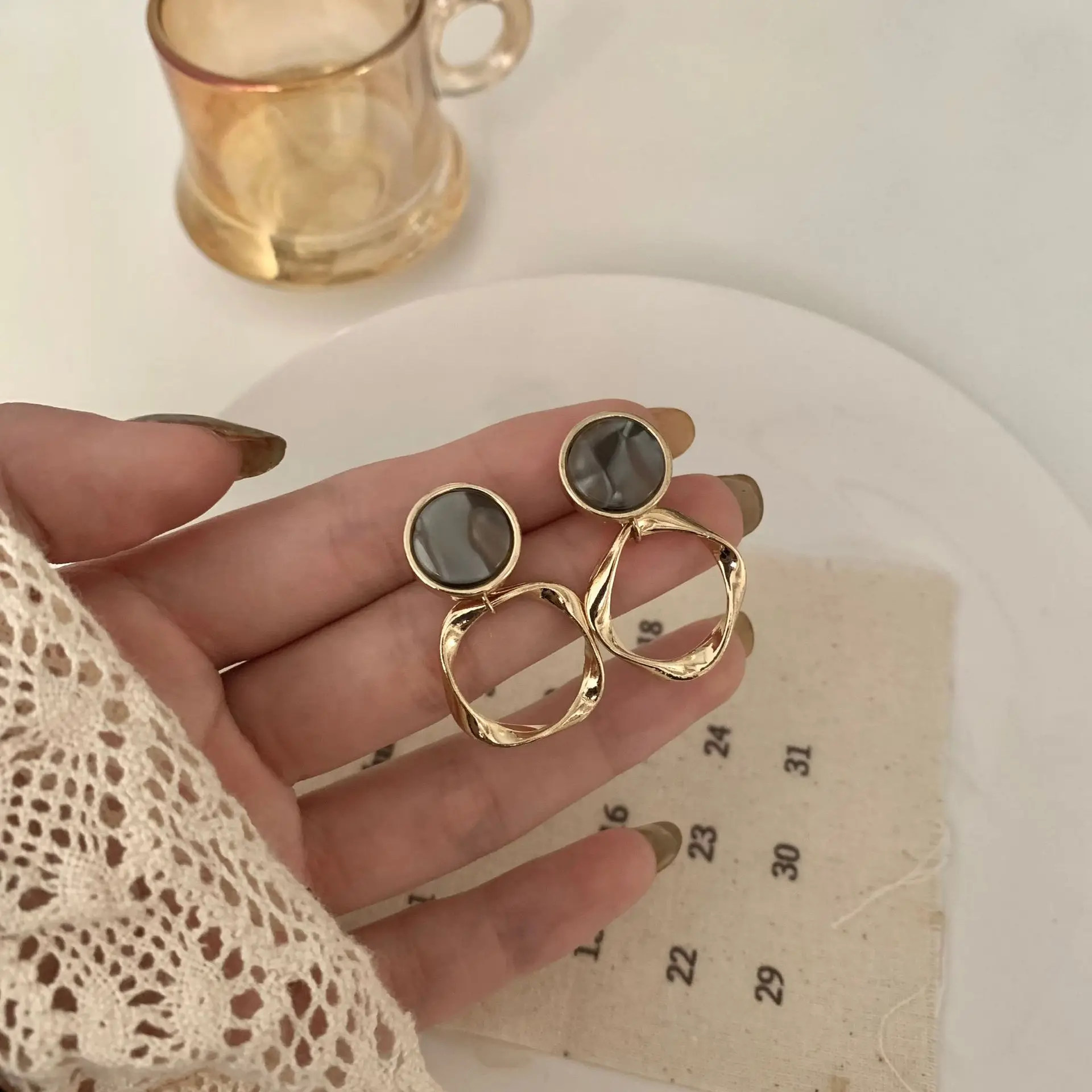 New Trendy Irregular Metal Hollow Geometric Statement Dangle Earrings For Women Simple Fashion Jewelry Drop Brincos Femme Gifts
New Trendy Irregular Metal Hollow Geometric Statement Dangle Earrings For Women Simple Fashion Jewelry Drop Brincos Femme Gifts