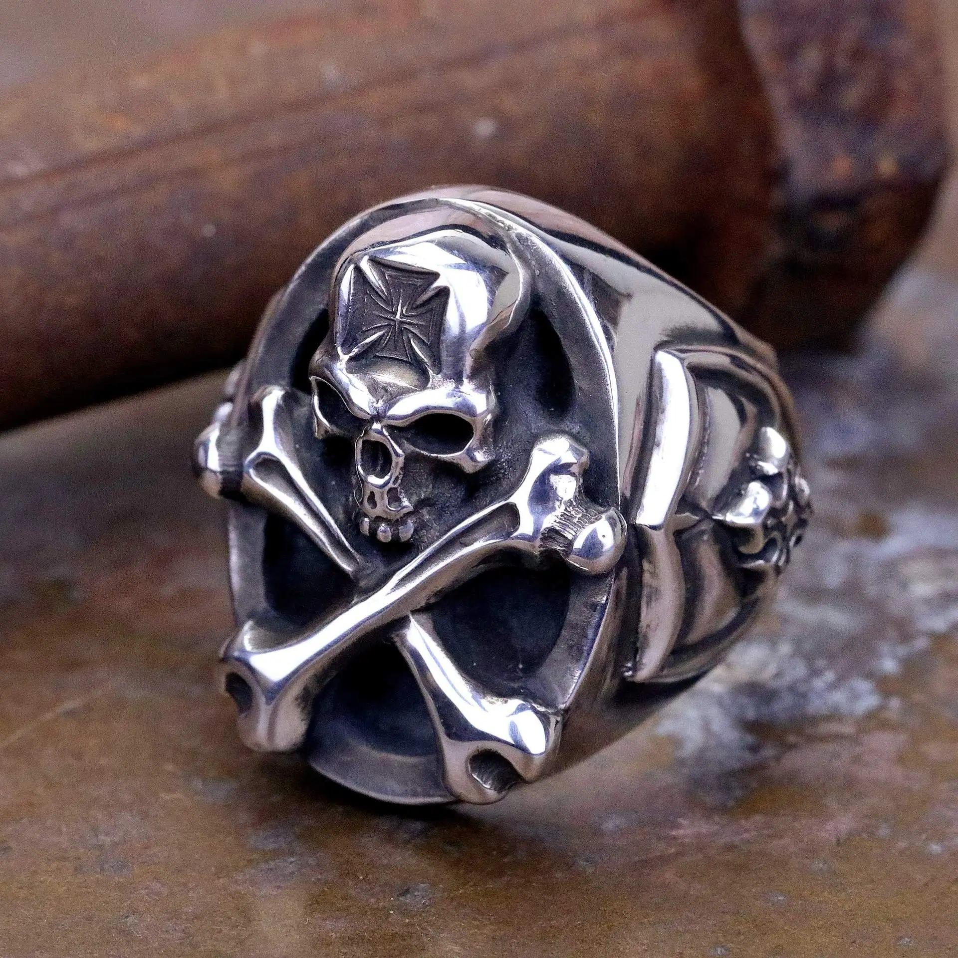 Domineering Cross Bone Skull Rings for Men's Gothic Punk Skull Head Opening Adjustable Finger Ring Hip Hop Jewelry
Domineering Cross Bone Skull Rings for Men's Gothic Punk Skull Head Opening Adjustable Finger Ring Hip Hop Jewelry
