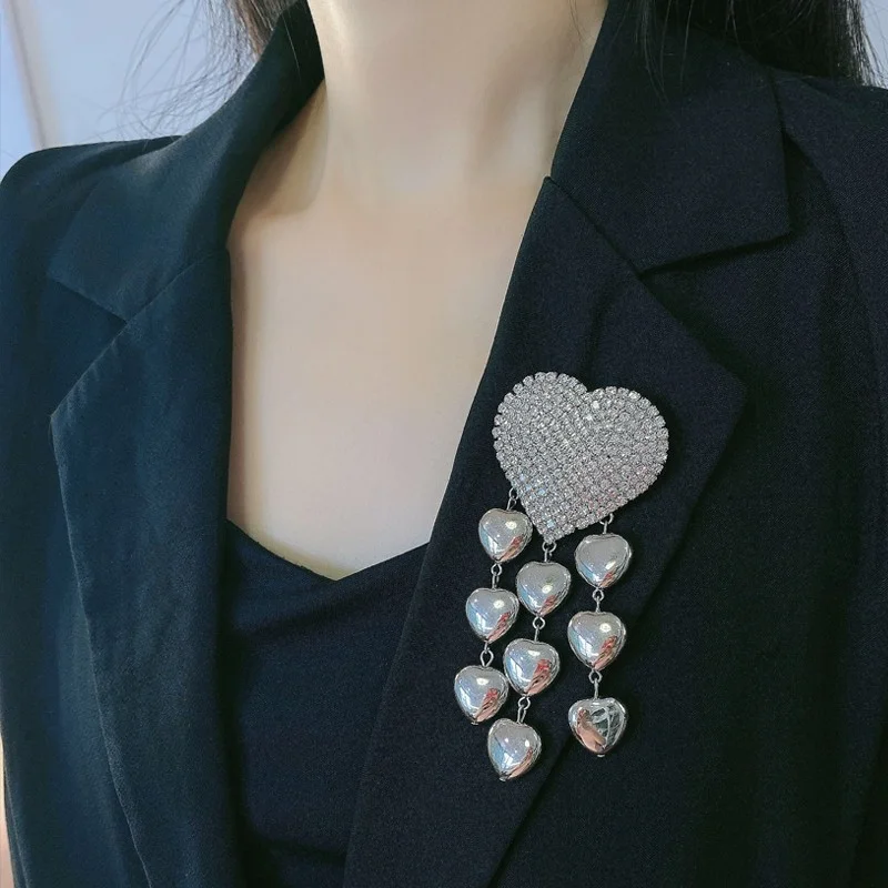 High-grade Crystal Heart-shaped Brooches for Women Metal Star Tassel Chain Badeg Lapel Pin Luxulry Brooch Jewelry Gifts 
High-grade Crystal Heart-shaped Brooches for Women Metal Star Tassel Chain Badeg Lapel Pin Luxulry Brooch Jewelry Gifts