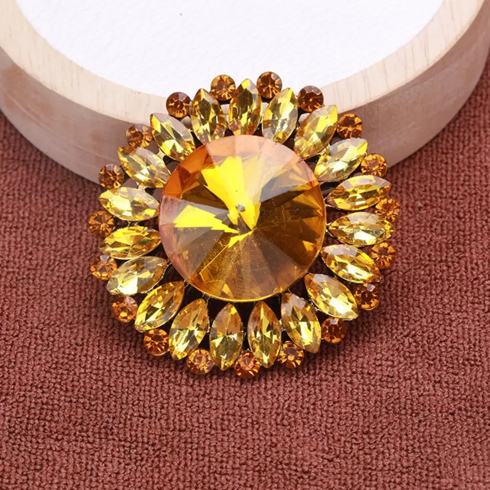 Rhinestone Flower Brooch Badge Geometric Temperament Flower-Shaped Round Brooch Pin for Wedding Bridal Party Jewelry Accessories
Rhinestone Flower Brooch Badge Geometric Temperament Flower-Shaped Round Brooch Pin for Wedding Bridal Party Jewelry Accessories