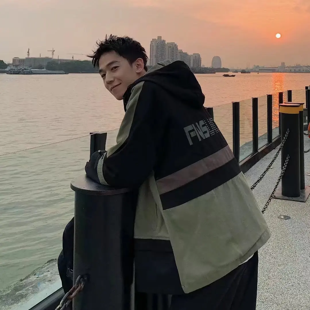 Men's jacket 2022 spring and autumn new Korean version trend tooling stitching top INS tide brand casual color matching jacket
Men's jacket 2022 spring and autumn new Korean version trend tooling stitching top INS tide brand casual color matching jacket