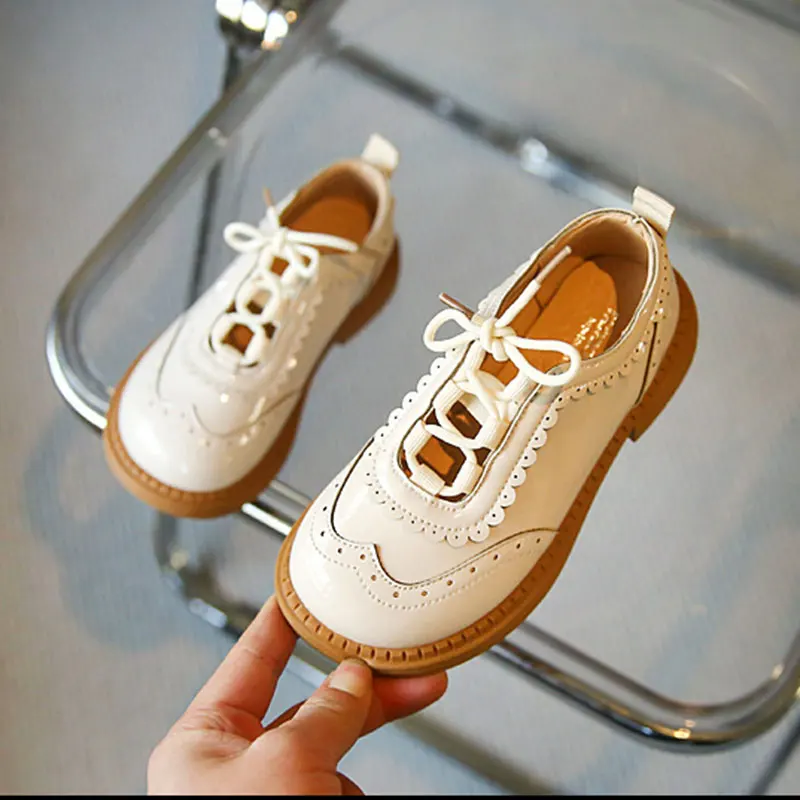 Fashion Girl Shoes British Style Embose Hollow Lacework PU Princess Shoes Soft Sole Party Performance Dress Shoes Children Flats 
Fashion Girl Shoes British Style Embose Hollow Lacework PU Princess Shoes Soft Sole Party Performance Dress Shoes Children Flats