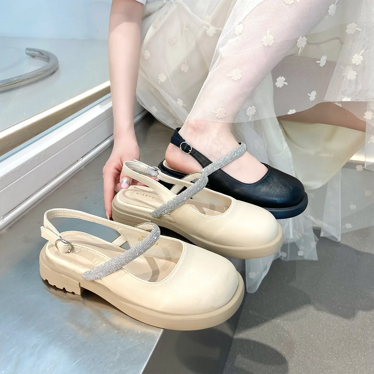 Женские босоножки Мэри Джейн 2022 женские туфли средней высоты с закрытым носком прозрачные каблуки Стразы для девушек новые удобные Ретро б...
Женские босоножки Мэри Джейн 2022 женские туфли средней высоты с закрытым носком прозрачные каблуки Стразы для девушек новые удобные Ретро б...