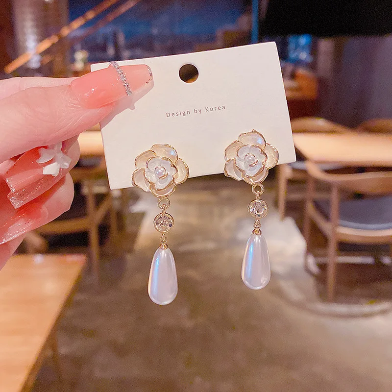Popular Camellia Flower Long Pendant Earrings Fairy Temperament Stud Earrings White Pearl Dangle Drop Earrings for Women Jewelry
Popular Camellia Flower Long Pendant Earrings Fairy Temperament Stud Earrings White Pearl Dangle Drop Earrings for Women Jewelry