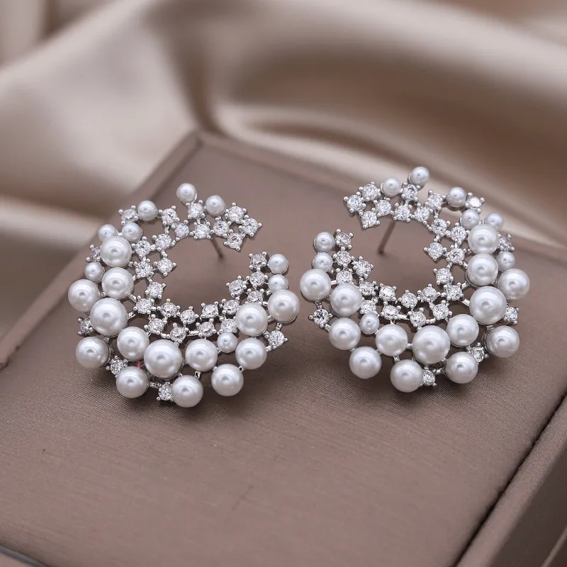 Korean New Design Fashion Jewelry Delicate Copper Set Zircon Pearl Moon Exaggerated Earrings Elegant Women's Party Accessories
Korean New Design Fashion Jewelry Delicate Copper Set Zircon Pearl Moon Exaggerated Earrings Elegant Women's Party Accessories