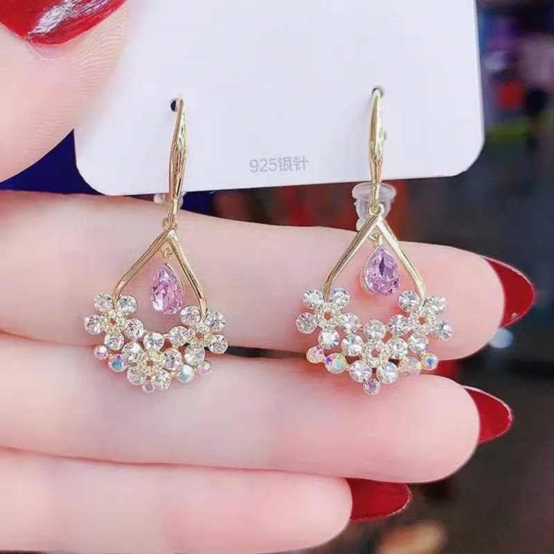 High Grade Diamond Inlaid Water Drop Flower Earrings Super Shiny Fairy Style Gentle Small Earrings Design Earrings Ear Hook
High Grade Diamond Inlaid Water Drop Flower Earrings Super Shiny Fairy Style Gentle Small Earrings Design Earrings Ear Hook