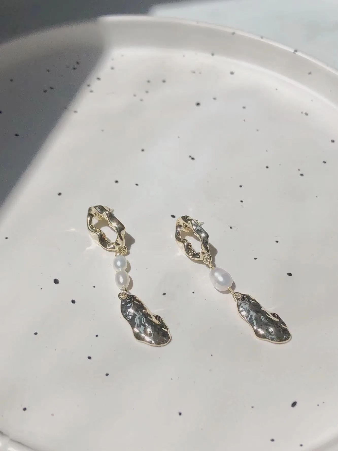 S925 Silver Needle Korean Fashion Personality Simple Natural Pearl Asymetric Dangle Metal Earring 14k Gold Filled Jewerlry Hot
S925 Silver Needle Korean Fashion Personality Simple Natural Pearl Asymetric Dangle Metal Earring 14k Gold Filled Jewerlry Hot