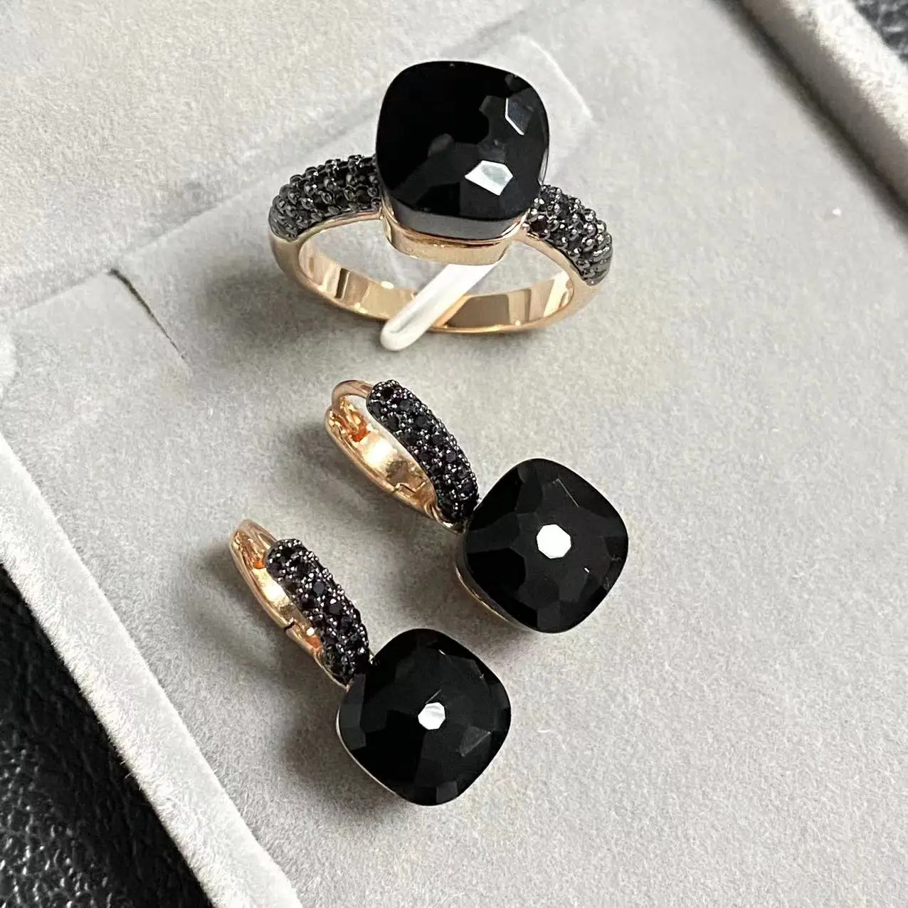 2Pcs/Set 10.6mm Classic Ring Earrings Set Inlay Black Zircon Gun Black Plated Square Crystal Jewelry Set Nudo Drops Earrings
2Pcs/Set 10.6mm Classic Ring Earrings Set Inlay Black Zircon Gun Black Plated Square Crystal Jewelry Set Nudo Drops Earrings