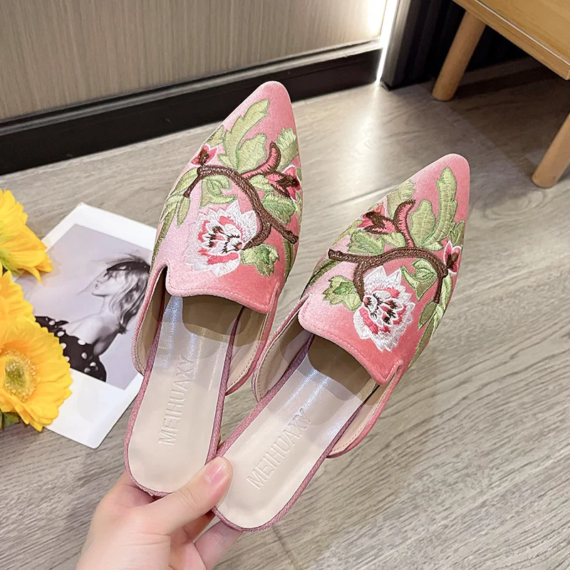 Ретро этнический стиль с принтом вышитые тапочки на плоской подошве новый тип Baotou полутапочки с заостренным носком, модные одна обувь
Ретро этнический стиль с принтом вышитые тапочки на плоской подошве новый тип Baotou полутапочки с заостренным носком, модные одна обувь