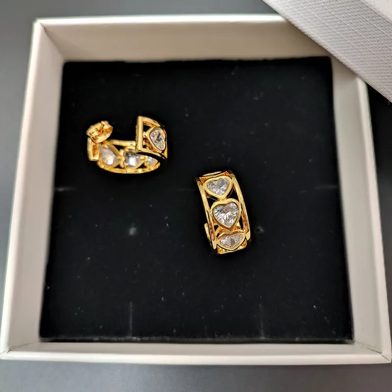 Timeless Wonder Fancy Zirconia Heart Geo Hoops Earrings Women Designer Jewelry Gothic Ins Runway Rare Luxury Brand Sweet 1182
Timeless Wonder Fancy Zirconia Heart Geo Hoops Earrings Women Designer Jewelry Gothic Ins Runway Rare Luxury Brand Sweet 1182