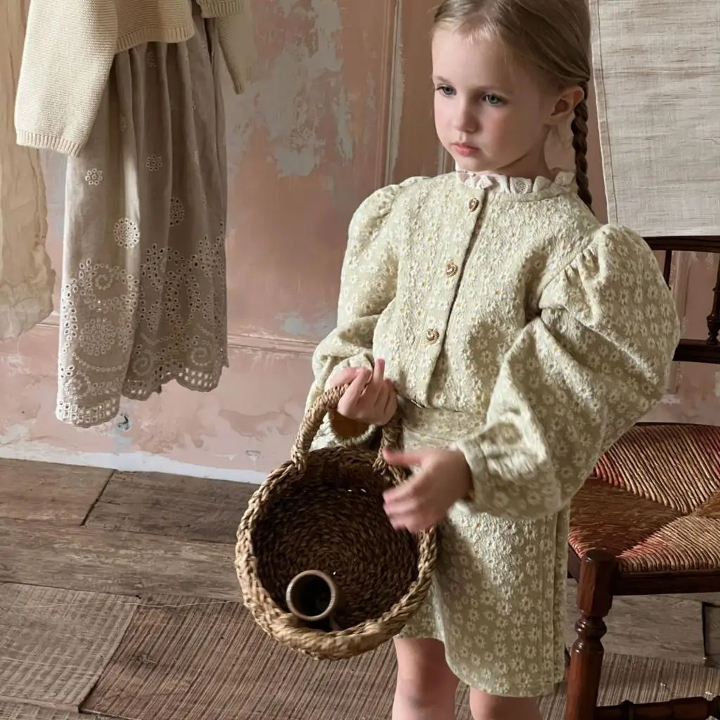 Комплект детской осенней одежды LILIGIRL, трикотажный жаккардовый костюм для девочек, новинка 2024, кружевной воротник, пузырьковый рукав + юбка, костюм из двух предметов
Комплект детской осенней одежды LILIGIRL, трикотажный жаккардовый костюм для девочек, новинка 2024, кружевной воротник, пузырьковый рукав + юбка, костюм из двух предметов