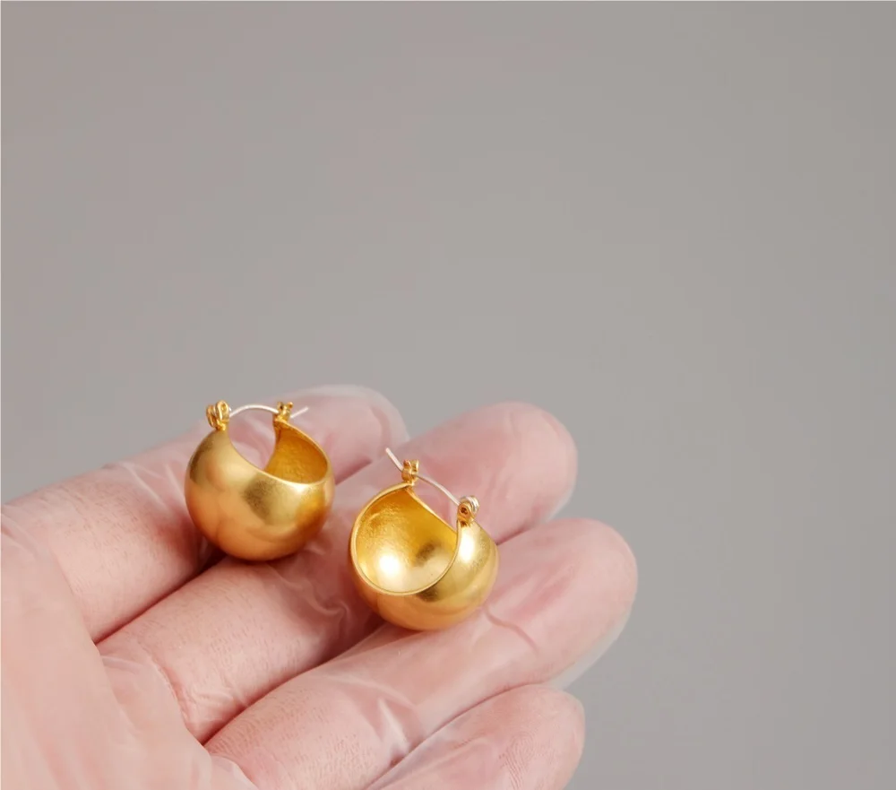 New 2022 Original Design High Protection Electroplated 18K Gold Small Ball Retro Earrings
New 2022 Original Design High Protection Electroplated 18K Gold Small Ball Retro Earrings