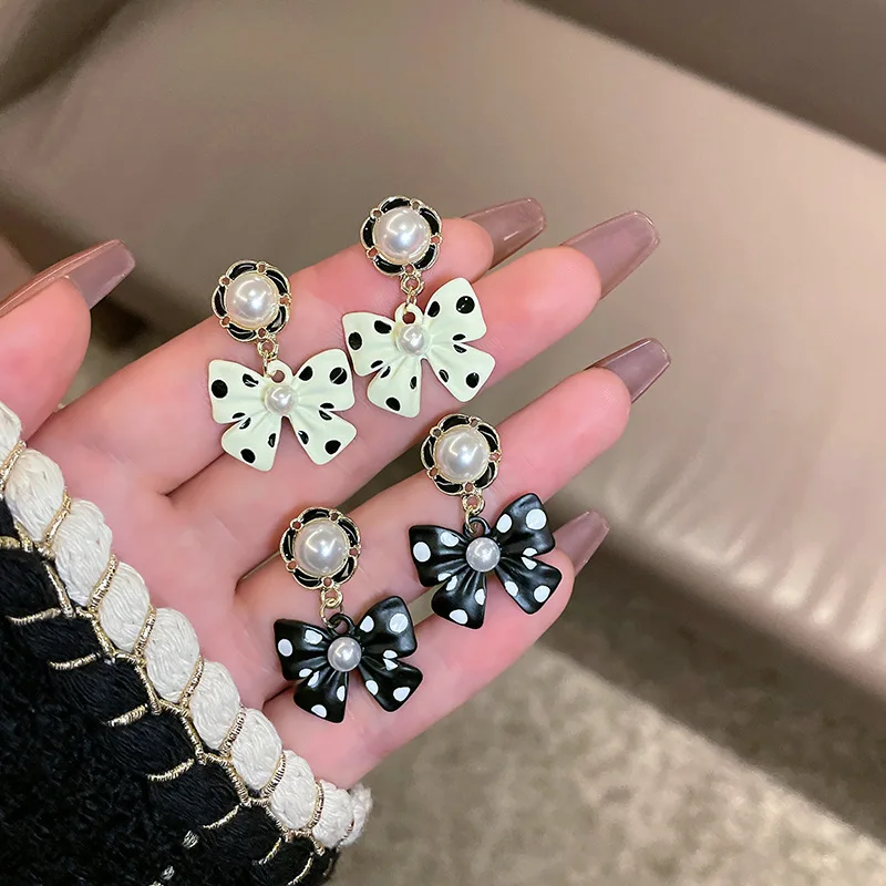 Korean Fashion Cute Wave Piont Figure Bowknot Pearl Stud Earrings Female Treading Temperament Pendent Hoop Earring Jewelry Gift 
Korean Fashion Cute Wave Piont Figure Bowknot Pearl Stud Earrings Female Treading Temperament Pendent Hoop Earring Jewelry Gift