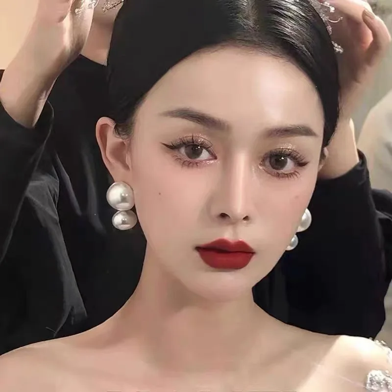 925 Silver Needle Vintage Hepburn Style Big Pearl Earrings Bridal High-end Temperament Celebrity French Stud Earrings Trend
925 Silver Needle Vintage Hepburn Style Big Pearl Earrings Bridal High-end Temperament Celebrity French Stud Earrings Trend
