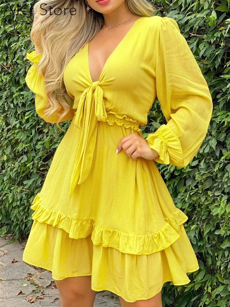 Женское платье с V-образным вырезом и рукавом-колоколом
Женское платье с V-образным вырезом и рукавом-колоколом