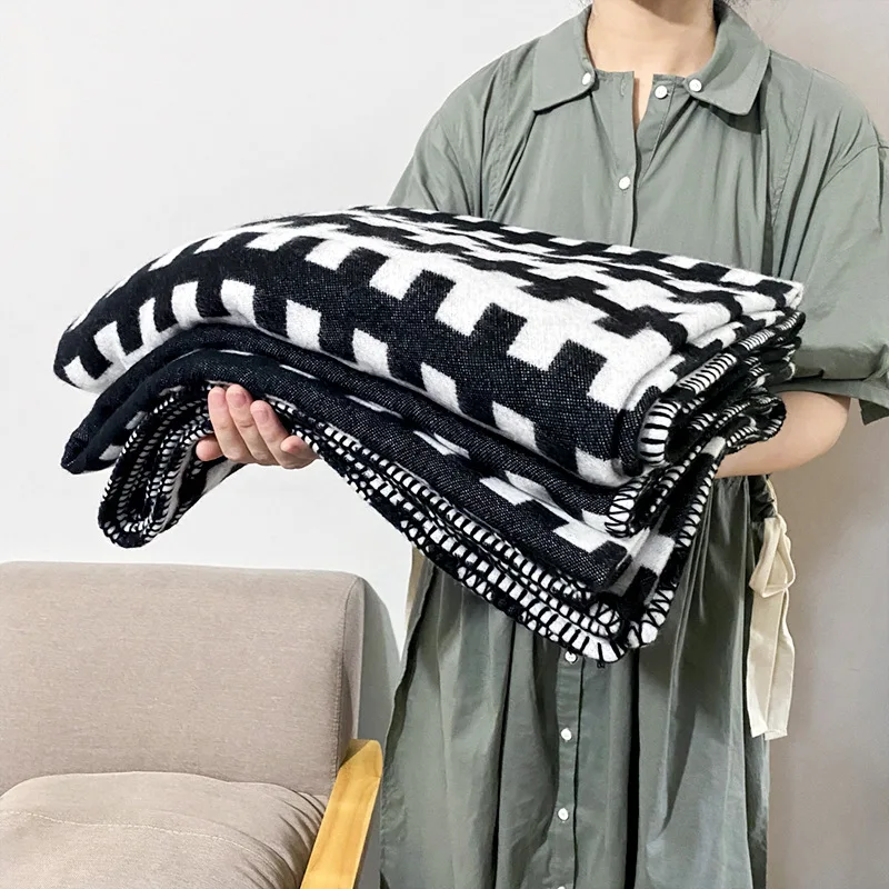 Nordic black and white plaid sofa blanket cover office knitted blanket model room decorative bedspread for beds travel shawl
Nordic black and white plaid sofa blanket cover office knitted blanket model room decorative bedspread for beds travel shawl