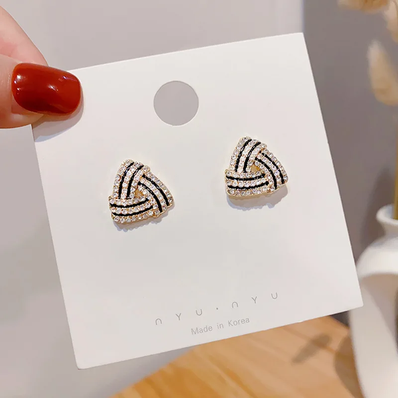 YACHU Woman Earrings Retro Temperament New Black Earrings Gold Color Female Shiny Exquisite Niche Fashion Stud Earrings Jewelry
YACHU Woman Earrings Retro Temperament New Black Earrings Gold Color Female Shiny Exquisite Niche Fashion Stud Earrings Jewelry
