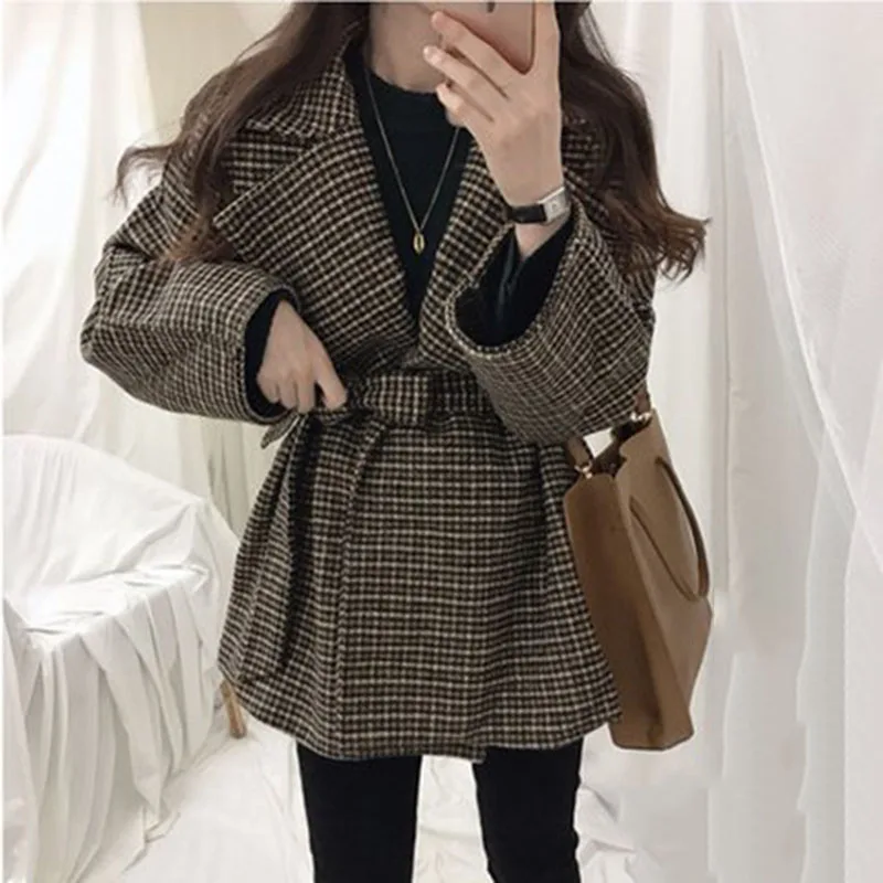 New Women's Plaid Wool Blend Coat Turn-down Collar Woolen Long Coats Korean Vintage Jacket Warm Outwear Slim Coat with Belt
New Women's Plaid Wool Blend Coat Turn-down Collar Woolen Long Coats Korean Vintage Jacket Warm Outwear Slim Coat with Belt