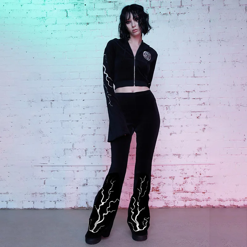 Женские бархатные брюки Goth, черные расклешенные брюки с высокой талией и вышивкой пламени, уличная одежда
Женские бархатные брюки Goth, черные расклешенные брюки с высокой талией и вышивкой пламени, уличная одежда