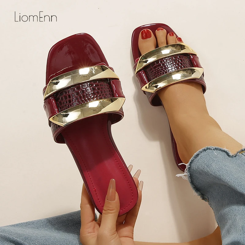 Fashion Women's Flat Slippers 2022 New Sexy Metal Buckle Beach Slides Women flip flops Luxury Designer Ladies Dress Shoes 36-42
Fashion Women's Flat Slippers 2022 New Sexy Metal Buckle Beach Slides Women flip flops Luxury Designer Ladies Dress Shoes 36-42