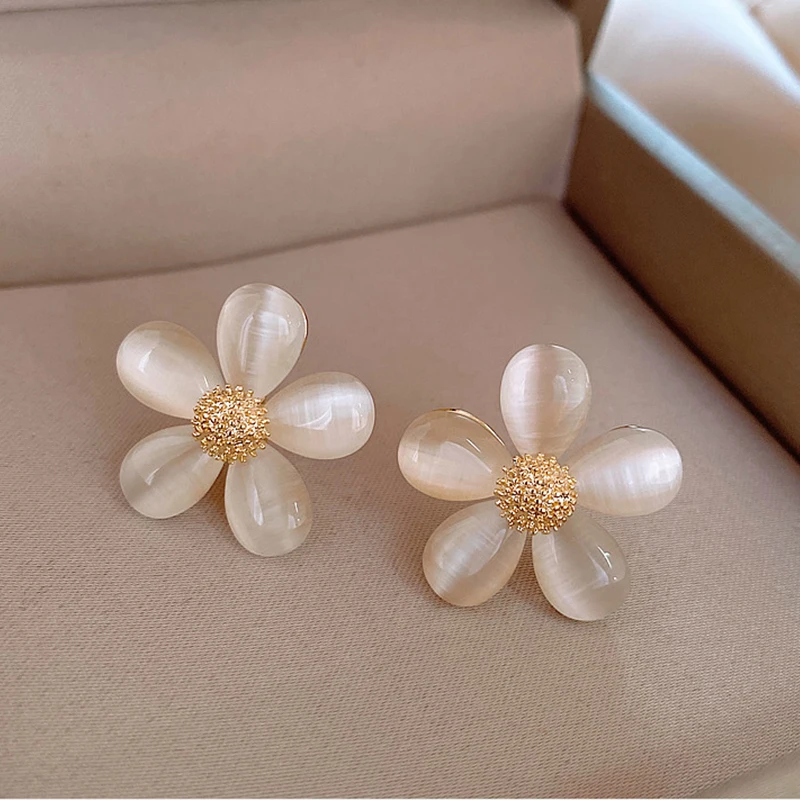Серьги-гвоздики с белыми цветами для женщин, серьги с цветами, новинка 2022, Современная корейская мода, милые вечерние велирные изделия для в...
Серьги-гвоздики с белыми цветами для женщин, серьги с цветами, новинка 2022, Современная корейская мода, милые вечерние велирные изделия для в...