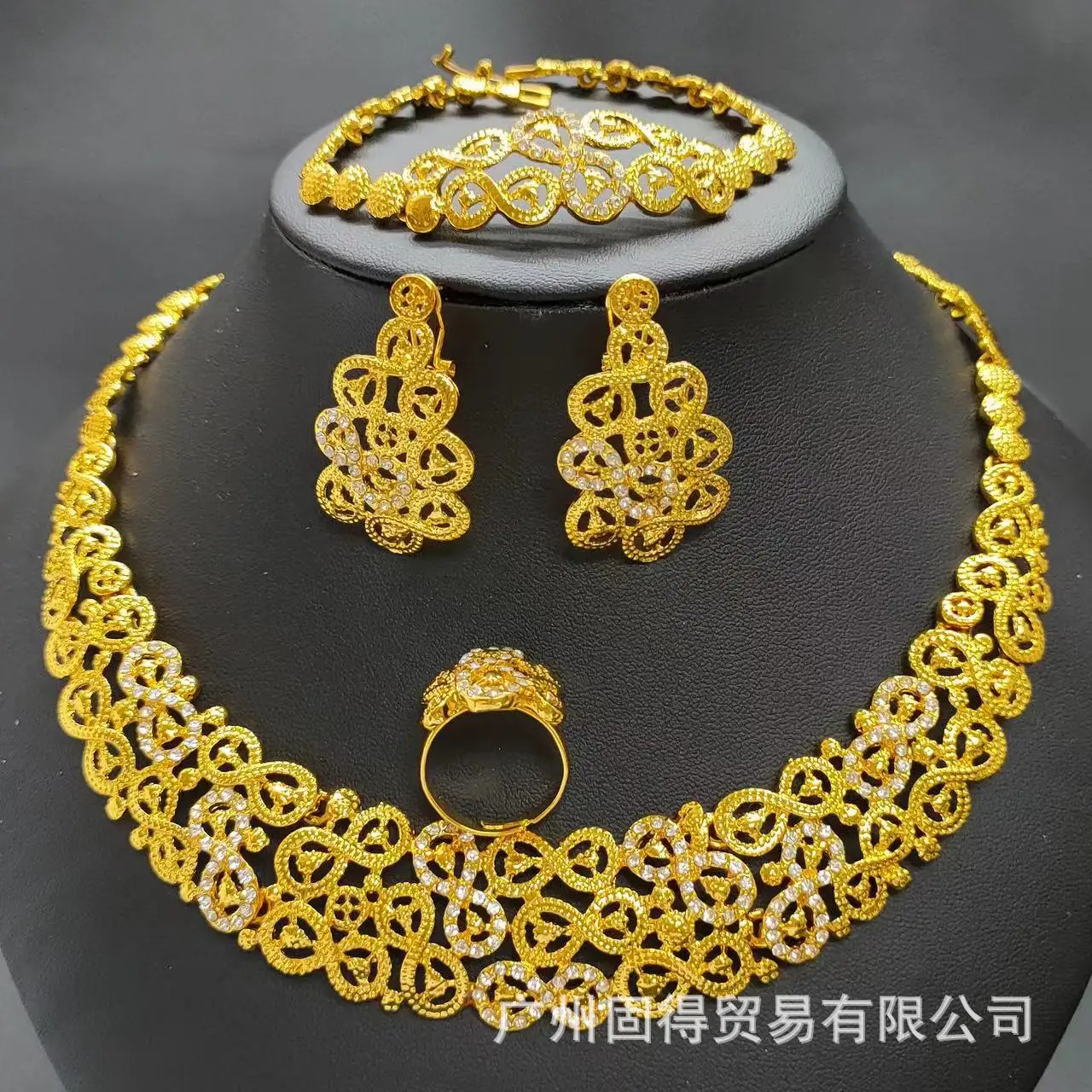 Middle East Dubai jewelry 24k gold-plated jewelry set necklace earrings bracelet ring African bride necklace set
Middle East Dubai jewelry 24k gold-plated jewelry set necklace earrings bracelet ring African bride necklace set