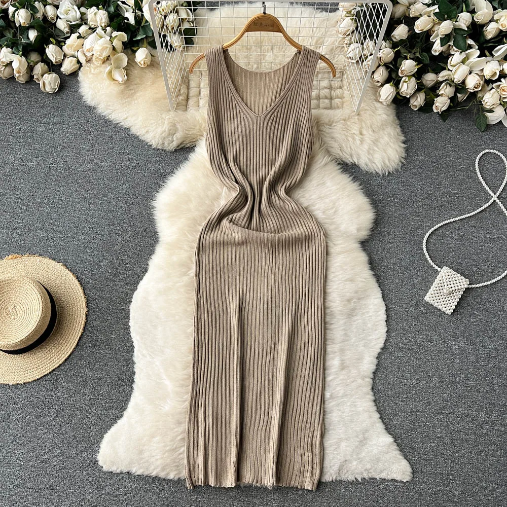 Женское облегающее трикотажное платье без рукавов с v-образным вырезом и длиной до бедра