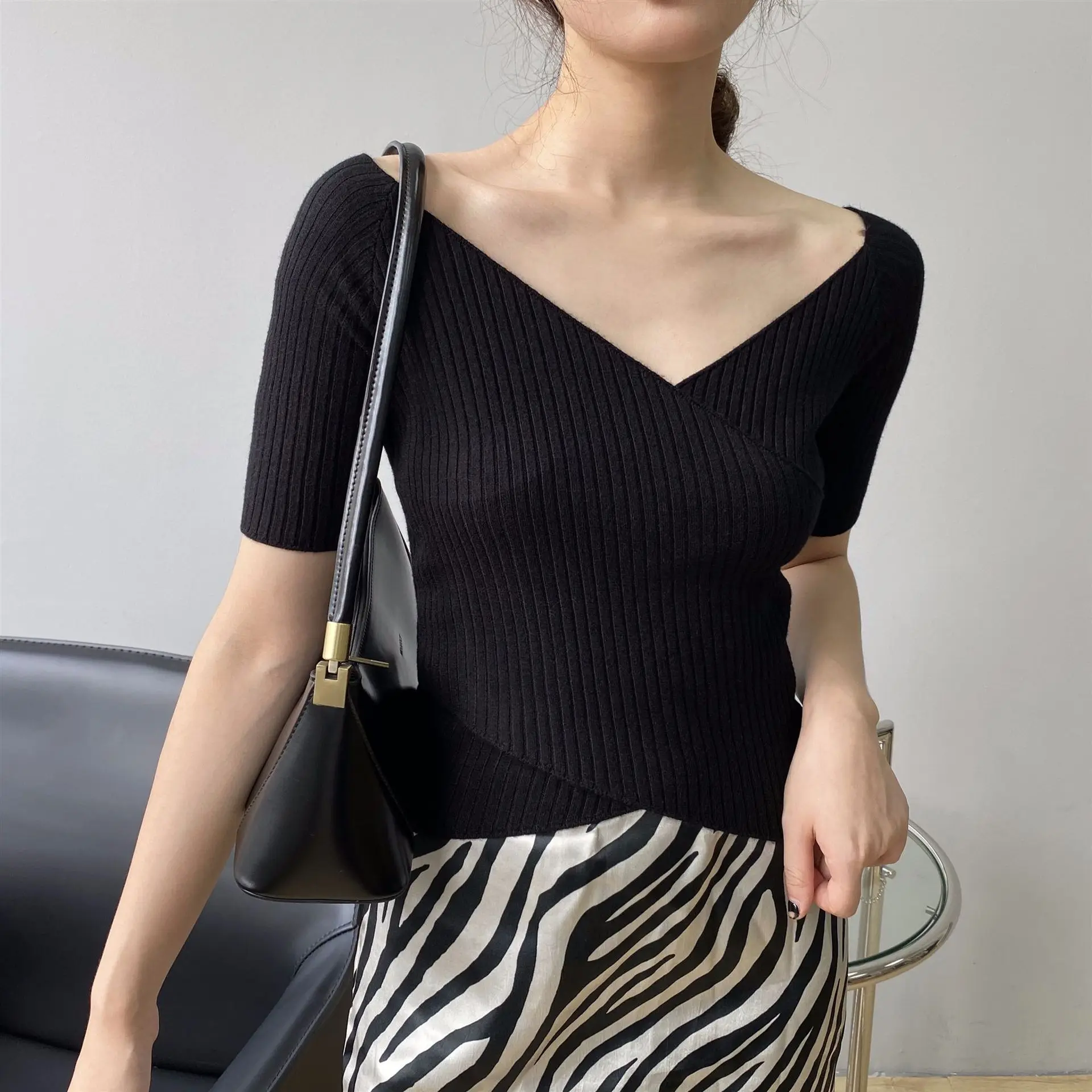 Женский свитер с V-образным вырезом TA17, облегающая футболка с коротким рукавом, топ на одно плечо, лето 2023
Женский свитер с V-образным вырезом TA17, облегающая футболка с коротким рукавом, топ на одно плечо, лето 2023