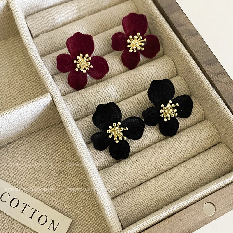Flocking big flower earrings autumn winter 2022 new trend black red temperament niche design advanced Korean fabric jewelry
Flocking big flower earrings autumn winter 2022 new trend black red temperament niche design advanced Korean fabric jewelry