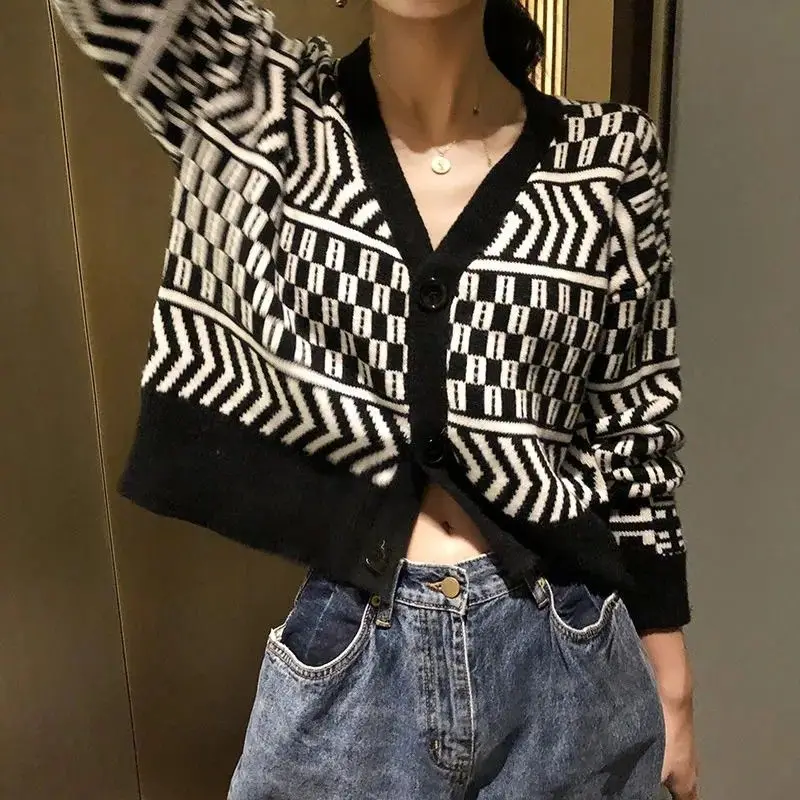 Autumn Winter Woman Casual Pullover Women's Long Sleeve Warm Slim Tees Knitted Sweater Soft Irregular Stripe Button Coat Cardiga
Autumn Winter Woman Casual Pullover Women's Long Sleeve Warm Slim Tees Knitted Sweater Soft Irregular Stripe Button Coat Cardiga