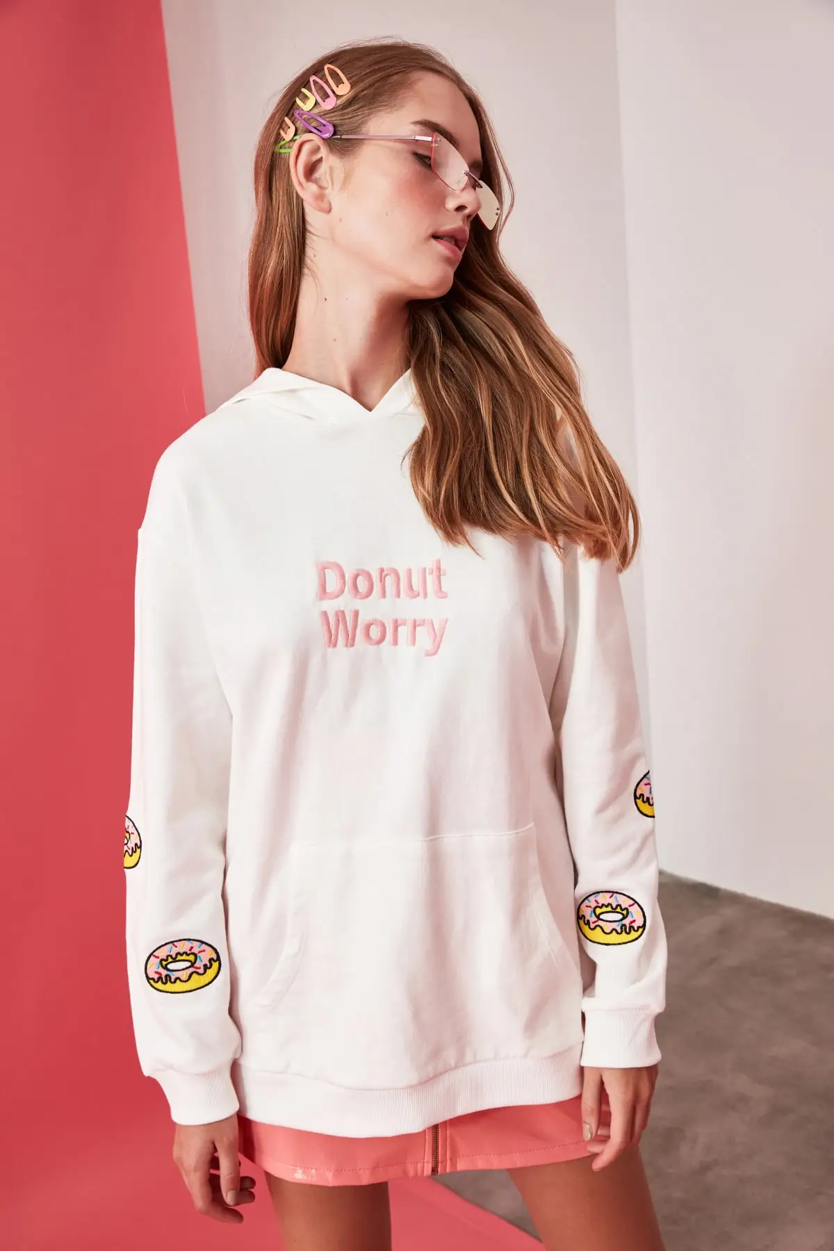 Trendyol Front and Sleeve Embroideried Hooded Boyfriend Knitted Sweatshirt TWOAW21SW0333
Trendyol Front and Sleeve Embroideried Hooded Boyfriend Knitted Sweatshirt TWOAW21SW0333