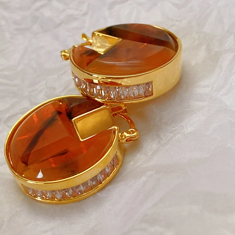 European and American Grade Amber round Diamond Earrings Personalized Niche Design Earrings Retro Temperament Ear Clip
European and American Grade Amber round Diamond Earrings Personalized Niche Design Earrings Retro Temperament Ear Clip