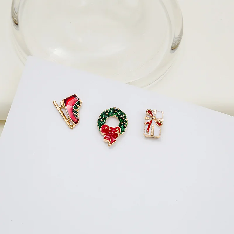 European And American Christmas Fashion Cartoon Cute Drip Oil Tree Bell Garland Candy Brooch Collar Pin Set Jewelry
European And American Christmas Fashion Cartoon Cute Drip Oil Tree Bell Garland Candy Brooch Collar Pin Set Jewelry